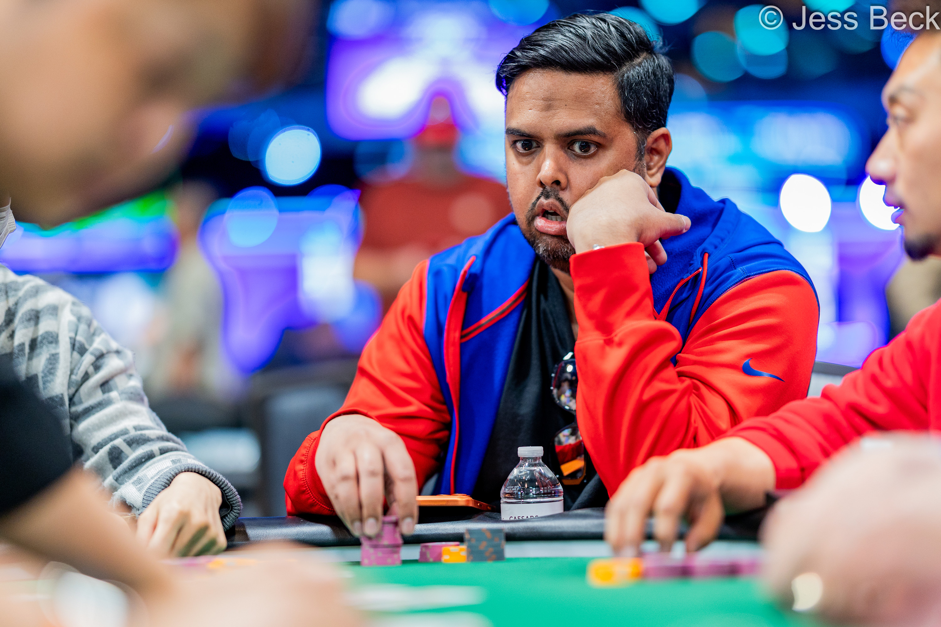 WSOP 主赛事泡沫期上演“清一色”VS“葫芦”的世纪对决 - 新葡京视讯