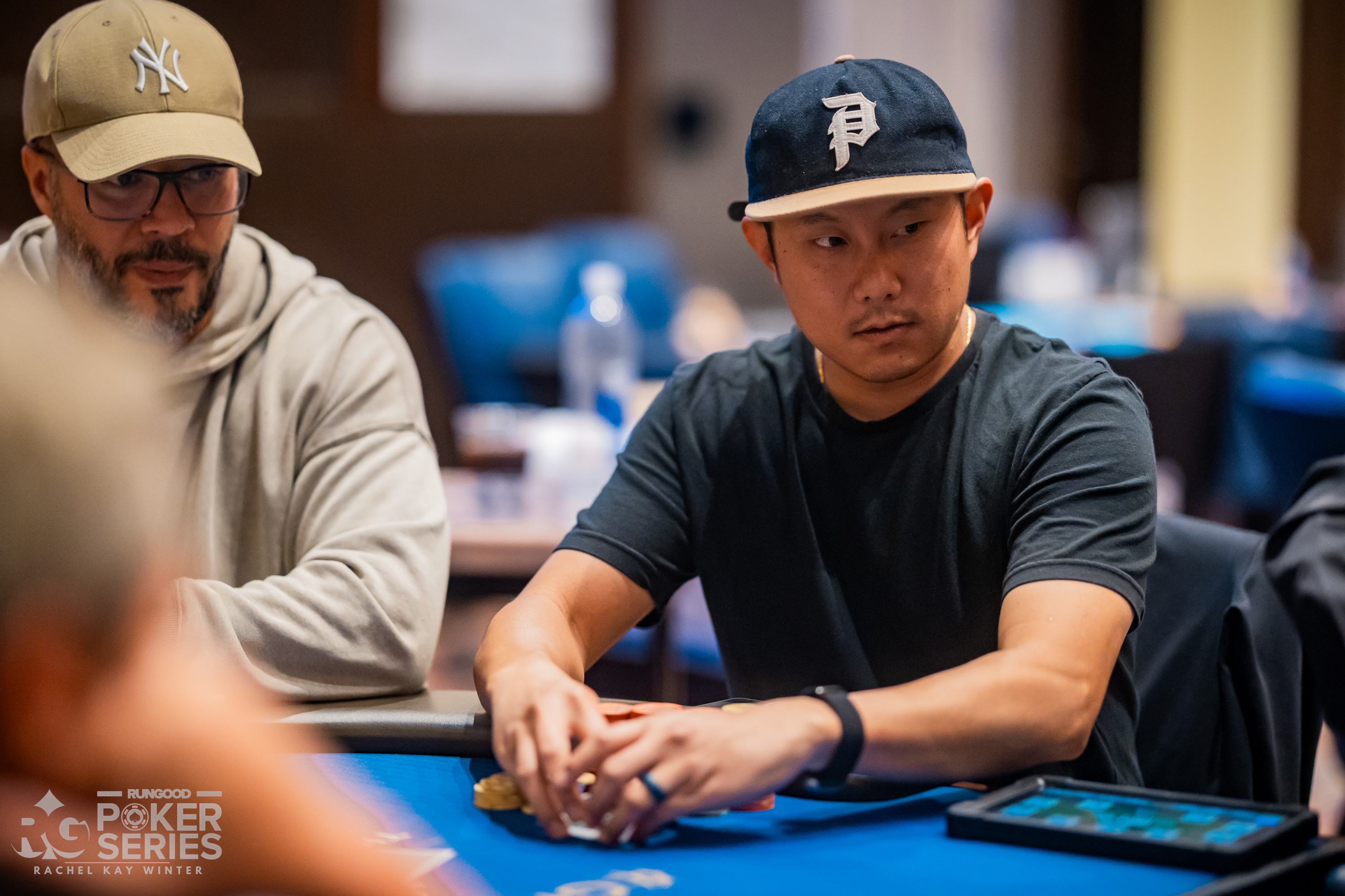 Xiong Thao 在 $400 PokerNews Cup 首日强势领跑，单日筹码占比近三成 - 新葡京视讯